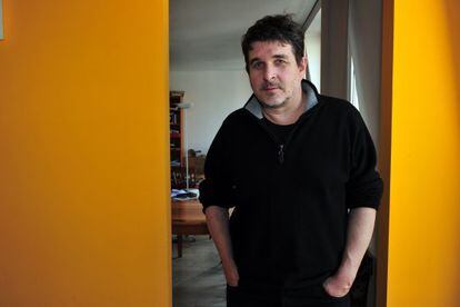 El escritor Frédérik Pajak, en su casa en París.