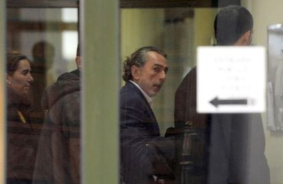 El presunto cabecilla de la trama G&uuml;rtel, Francisco Correa, a su salida del Tribunal Superior de Justicia de Madrid.
