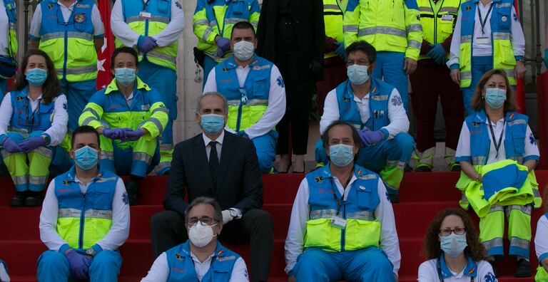 El consejero de Sanidad de Madrid, Enrique Ruiz, rodeado de sanitarios
