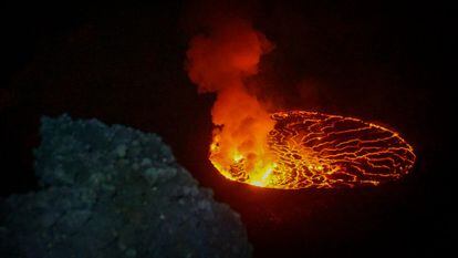 Vista del cráter del Nyiragongo, uno de los volcanes más activos del mundo, antes de su última erupción. En 2002, durante la penúltima, la lava arrasó hasta una quinta parte de la ciudad de Goma, destrozando las casas de más de 120.000 personas y matando a 250 personas.