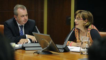 La consejera de Cultura, Blanca Urgell, ayer en el Parlamento junto a Alberto Surio.