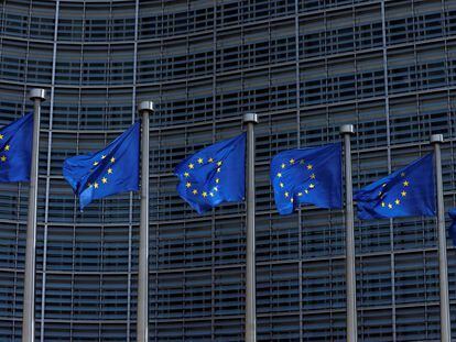 Las banderas de la Unión Europea frente a la sede de la Comisión de la UE en Bruselas, Bélgica. 