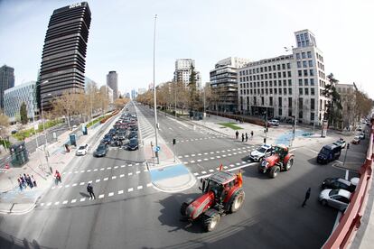 Varios tractores a su paso por el Paseo de la Castellana, este domingo en Madrid.