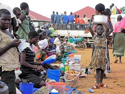 Refugiados desde Sud&aacute;n del Sur en Ngomoromo, en Uganda.