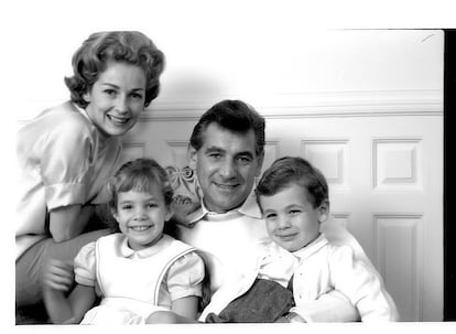 Foto de la familia Bernstein, en octubre de 1959, con Felicia y los dos primeros hijos de la pareja, Jamie y Alexander.