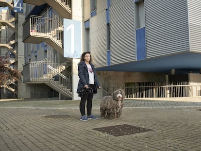 Moka es una perra de aguas. Noelia Jiménez la compró porque quería "una raza dura". Cuenta que era el perro que llevaban los marineros por su resistencia y porque si estaban a punto de caer por la borda se podían agarrar a sus rastas.