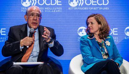 Ángel Gurría, secretario general de la OCDE, con Nadia Calviño, ministra de Economía en funciones
