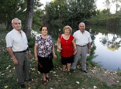 Vicente y su esposa, Elena, primero y segunda por la izquierda, posan con sus amigos en la ribera del río en 1954.