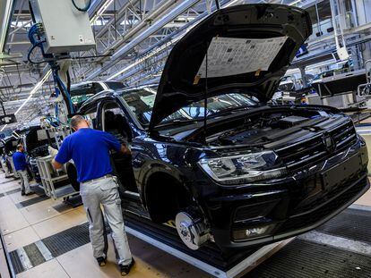 Dos operarios trabajan en la cadena de montaje de la fábrica de Volkswagen en Wolfsburg.