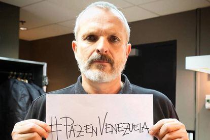 Miguel Bosé, con un cartel en el que pide paz para Venezuela, en mayo de 2017 en una fotografía publicada en sus redes sociales.
 