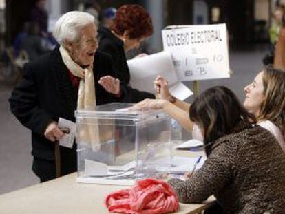 Un momento de la jornada electoral de ayer en un colegio de Asturias. 