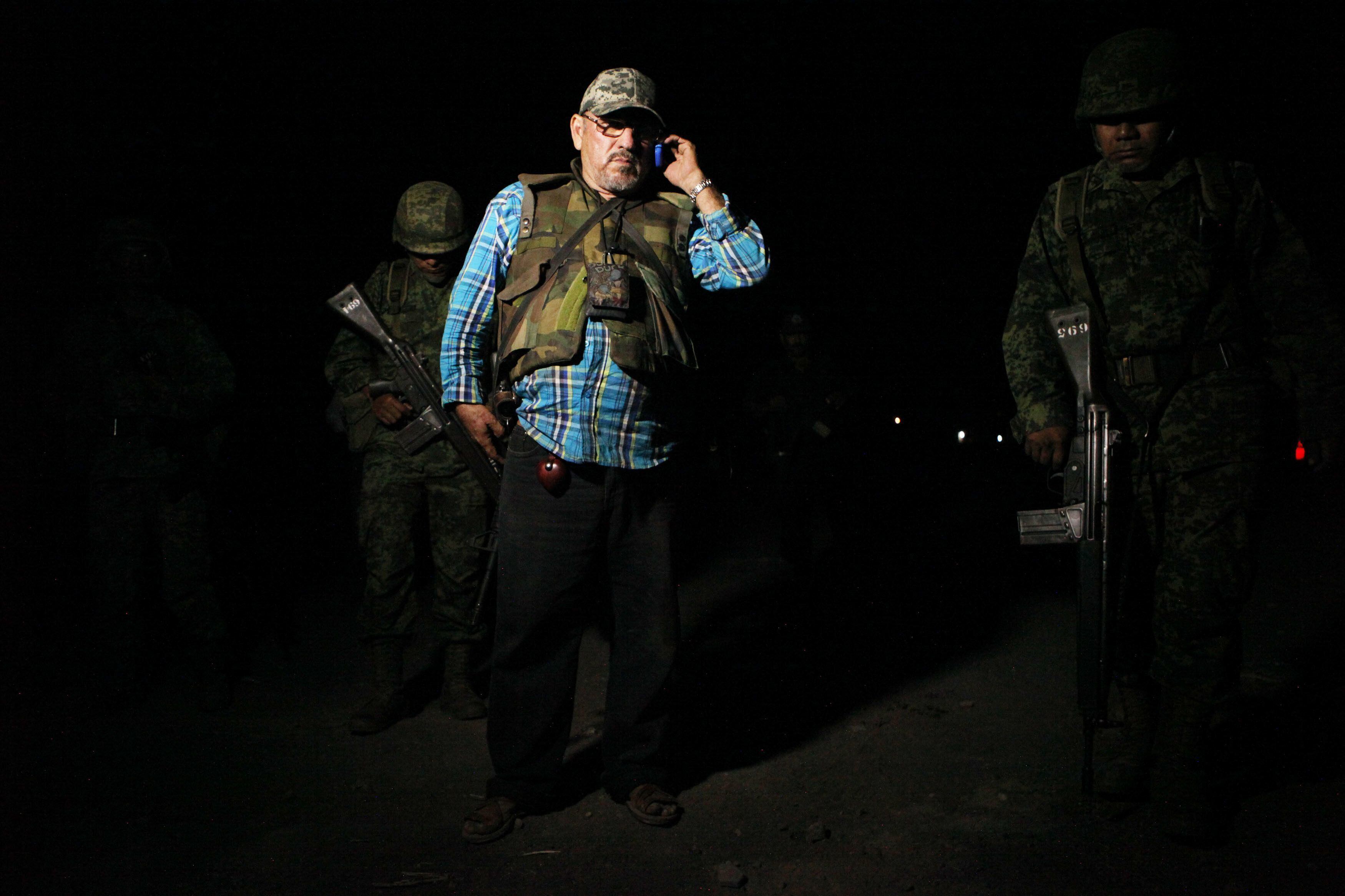 Hipólito Mora bajo custodia del Ejército, luego de un enfrentamiento con otro grupo armado en el que murió su hijo, Manuel Mora, en diciembre de 2014.
