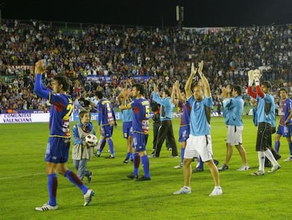 Los jugadores del Levante aplauden a la afici&oacute;n, tras el partido ante el Real Zaragoza en 2011. 
