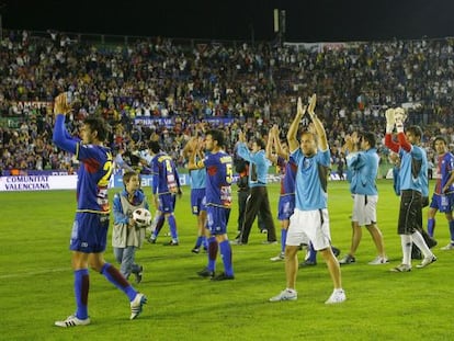 Los jugadores del Levante aplauden a la afición, tras el partido ante el Real Zaragoza en 2011. 