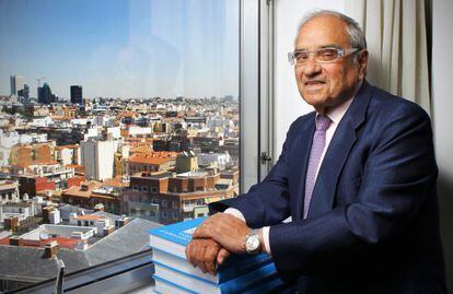 Rodolfo Martín Villa junto a la ventana de su despacho, en el piso 13 del edificio de Endesa, desde donde domina todo Madrid.