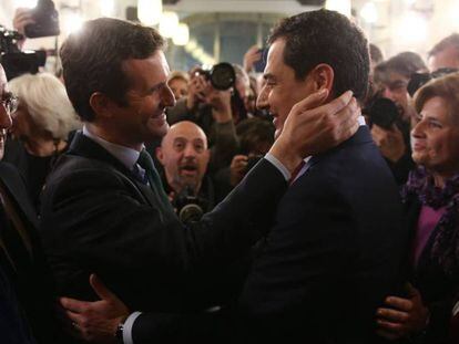 El nuevo presidente de Andalucía, Juan Manuel Moreno (derecha), recibe la felicitación del presidente del PP, Pablo Casado. En el vídeo, la toma de posesión de Moreno.