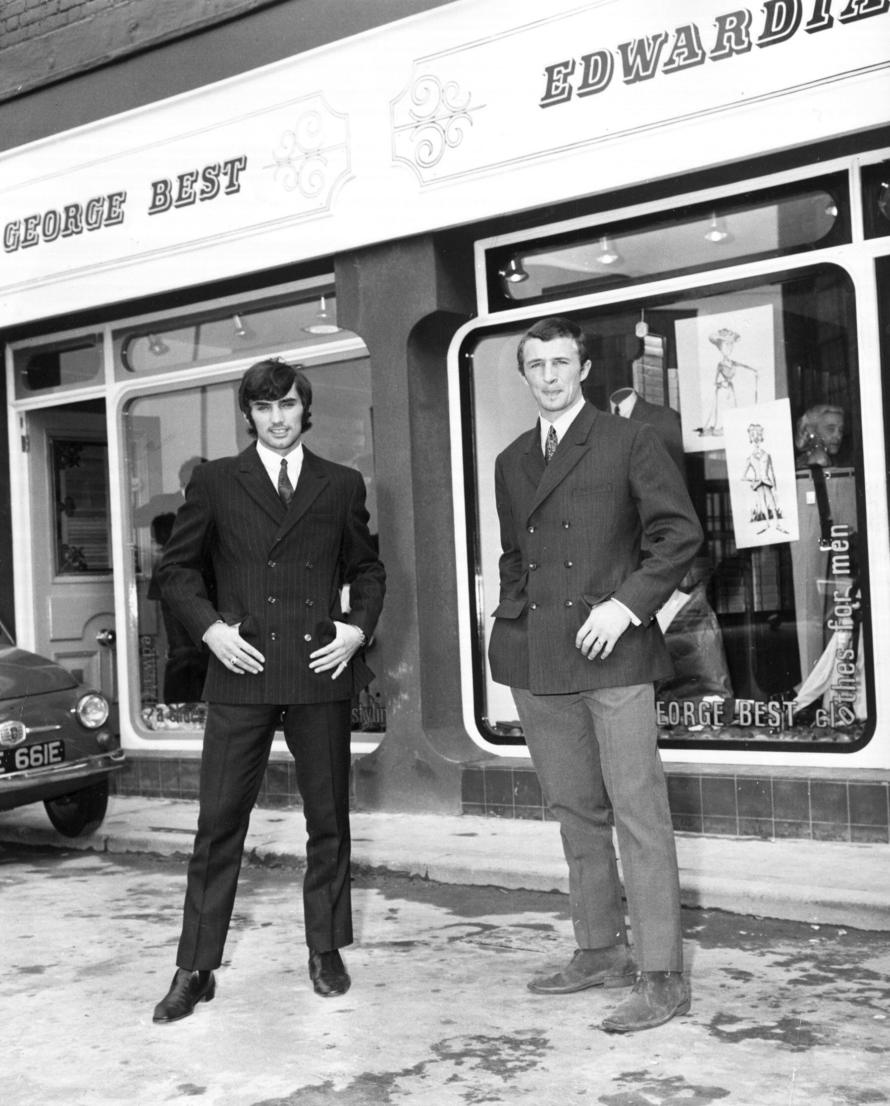 George Best posa con el también futbolista Mike Summerbee en la inauguración de su boutique en Manchester.
