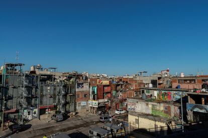 Vista de Villa 31, un barrio chabolista marginal densamente poblado de Buenos Aires, Argentina, el 5 de marzo de 2019. Los casos de la llamada "muerte blanca", estrechamente conectada con la pobreza, la malnutrición y la infravivienda, han ido en aumento desde el cambio de década al mismo tiempo que las repetidas recesiones y la inflación castigaban a la tercera economía de Latinoamérica.