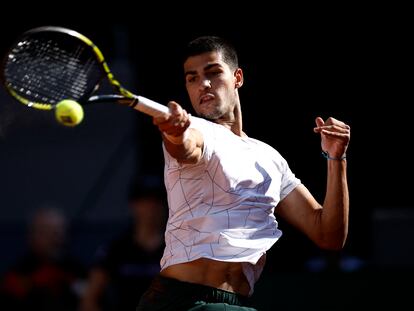 Carlos Alcaraz golpea la pelota durante el partido de cuartos contra Nadal en la central de Madrid.