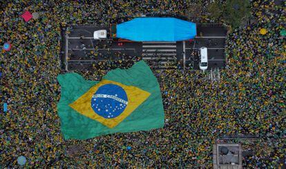 Partidarios del presidente Jair Bolsonaro exhiben una bandera nacional durante el 200 aniversario de la independencia de Brasil.