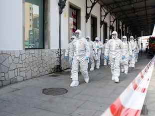 Efectivos de la UME trabajan en la desinfección de la estación de Granada, este jueves. En vídeo, la comparecencia del director del Centro de Coordinación de Alertas y Emergencias Sanitarias, Fernando Simón.