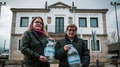 Vecinas de Castrelo de Miño (Ourense) posan con las garrafas de agua potable que les facilita el Ayuntamiento.