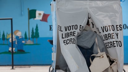 Un hombre vota en las elecciones en Hidalgo para elegir presidentes municipales en octubre de 2020.