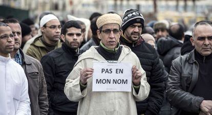 Un hombre musulm&aacute;n muestra un cartel que reza &#039;No en mi nombre&#039;, este viernes cerca de la mezquita de Saint-Etienne.