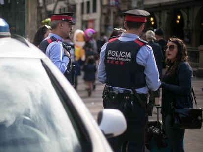 Una patrulla de los Mossos en Barcelona, en una imagen de archivo.