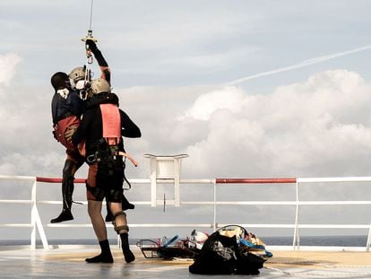 Una persona necesitada de atención médica urgente era recogida el día 10 del 'Ocean Viking' por un helicóptero militar francés en aguas cercanas a Córcega.