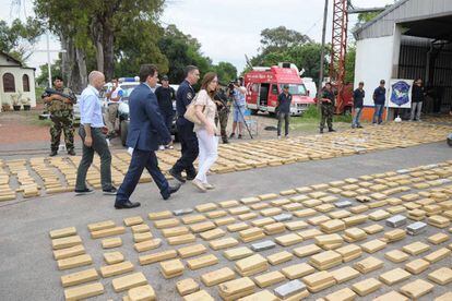 Autoridades bonaerenses frente a marihuana incautada en Pilar en 2015.