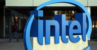 Logo de Intel en su sede central en Santa Clara, California.