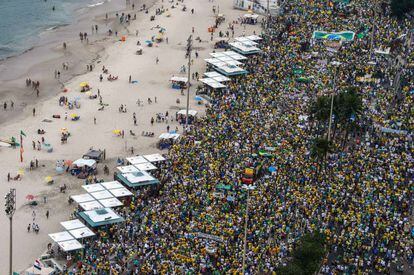 Protestas contra el gobierno de la Presidenta Dilma Rousseff en la playa de Copacabana en Río de Janeiro, Brasil.