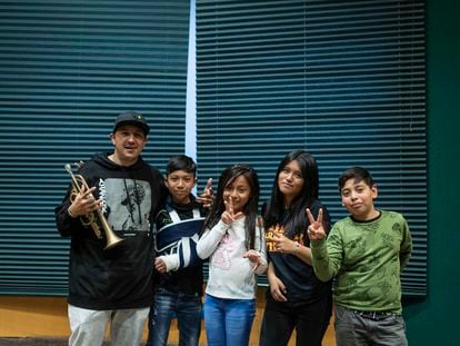 Los niños que participan en la grabación del programa 'Las mil puertas' con Jhaire Ruiz, un músico invitado.