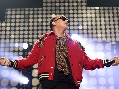 Daddy Yankee en concierto, cantando uno de sus bombazos de 'reggaeton'.