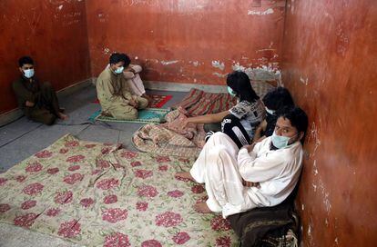 Los familiares de la dos víctimas, acusados de planear del complot para su asesinato, en Gujrat (Pakistán). 