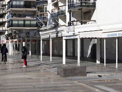 Tiendas de recuerdos cerradas en Salou.