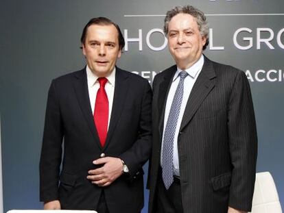 El consejero delegado de NH, Federico Gonz&aacute;lez Tejera, junto al copresidente Jos&eacute; Antonio Castro, en la junta.