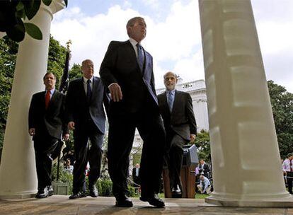 El presidente de EE UU, George Bush, en primer plano, se dirige al Despacho Oval de la Casa Blanca. A su izquierda, el presidente de la Reserva Federal, Ben Barnanke, y a su derecha, el secretario del Tesoro, Henry Paulson, seguido por el presidente de la SEC, Christopher Cox.