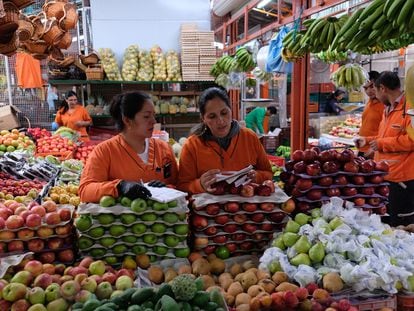 Dos mujeres trabajan en un mercado en Bogotá (Colombia).