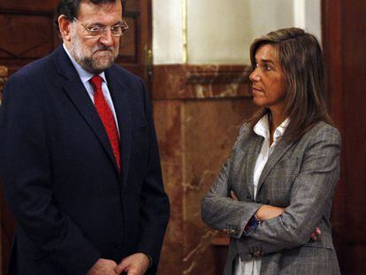 Mariano Rajoy y Ana Mato, en los pasillos del Congreso a primera hora de la mañana.