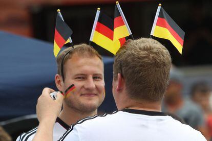 Hora de maquillarse para los aficionados alemanes que hoy debutarán para apoyar a su selección contra Ucrania. 