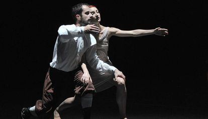 Dos de los bailarines durante la coreografía 'La Stravaganza' de Preljocaj.