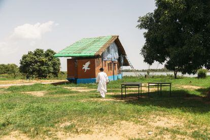 Salif Keita se dirige a su casa, construida sobre una barcaza, en una isla del río Níger.