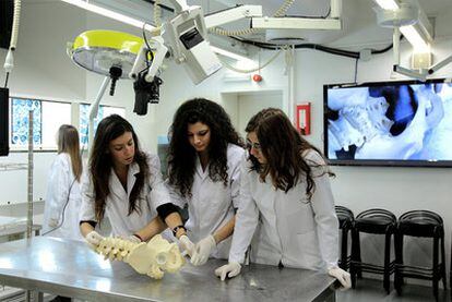 Sala de prácticas de Anatomía Humana en la Universidad de Barcelona.