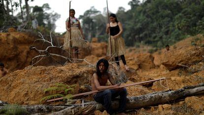 Indígenas de la tribu mura muestran un área deforestada en la selva amazónica cerca de Humaitá (Amazonas, Brasil), en agosto de 2019.