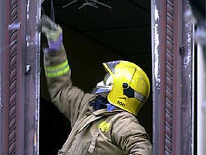 Un bombero inspecciona los daños ocasionados en una vivienda próxima al lugar donde explosionó el coche bomba.
