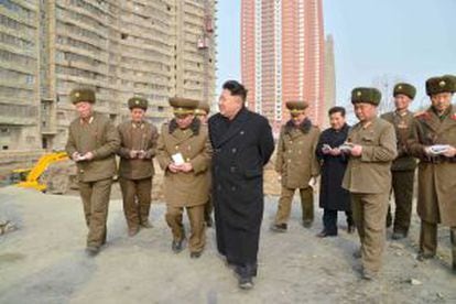 Kim Jong-un visitando las obras de una urbanización en el río Taedong.