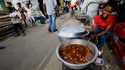 Vendedora informal en las calles de Monrovia, Liberia