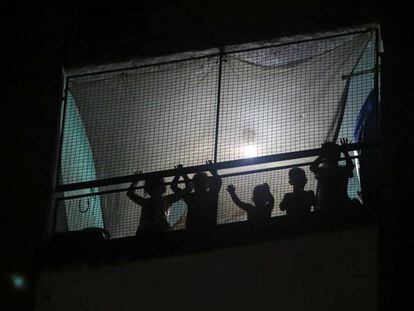 Un grupo de niños se asoman al balcón de sus casas, en Fuerte Apache, un barrio a las afueras de Buenos Aires. 